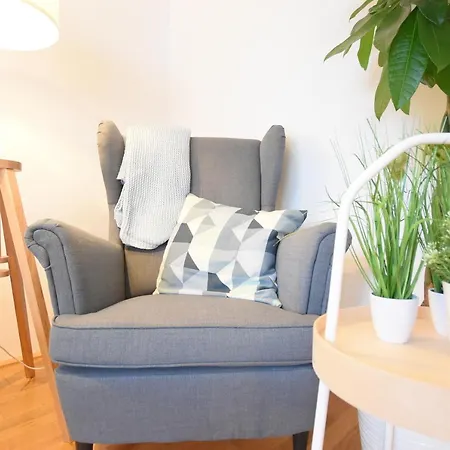 Large 6 Beds Flat Family Friendly With Private Parking *