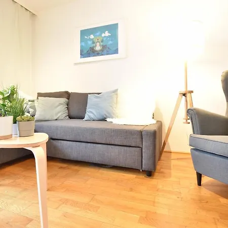 Large 6 Beds Flat Family Friendly With Private Parking *